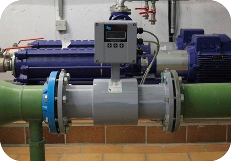 photo d'un débitmètre électromagnétique dans une usine